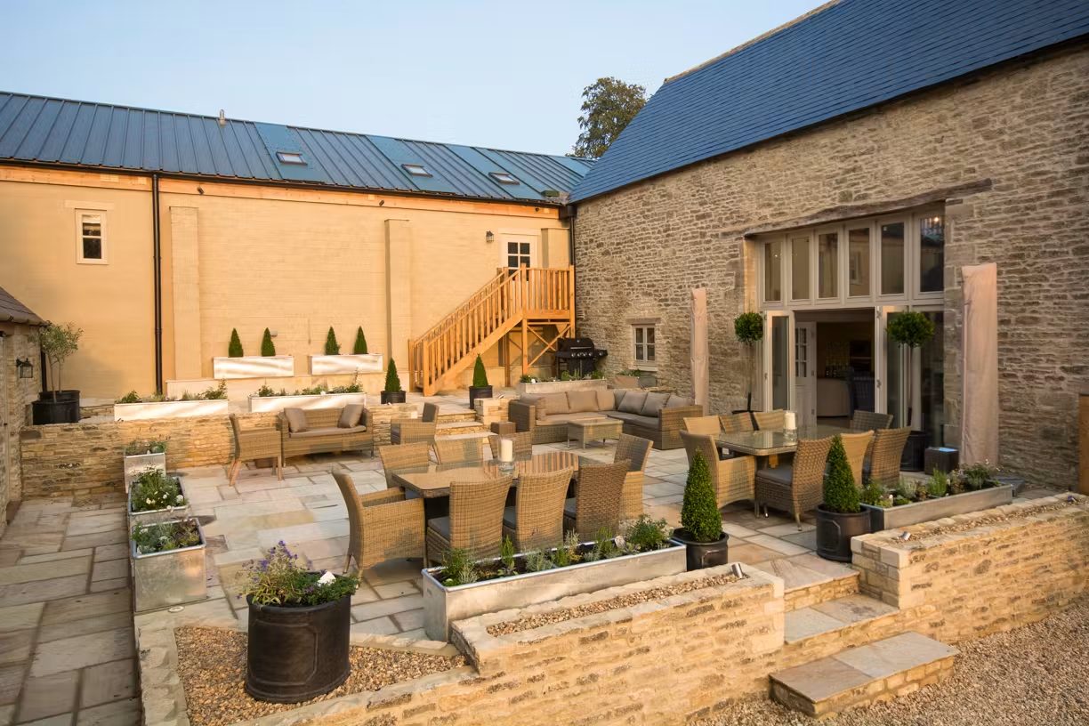 A honey-stone manor and gardens in the Cotswolds